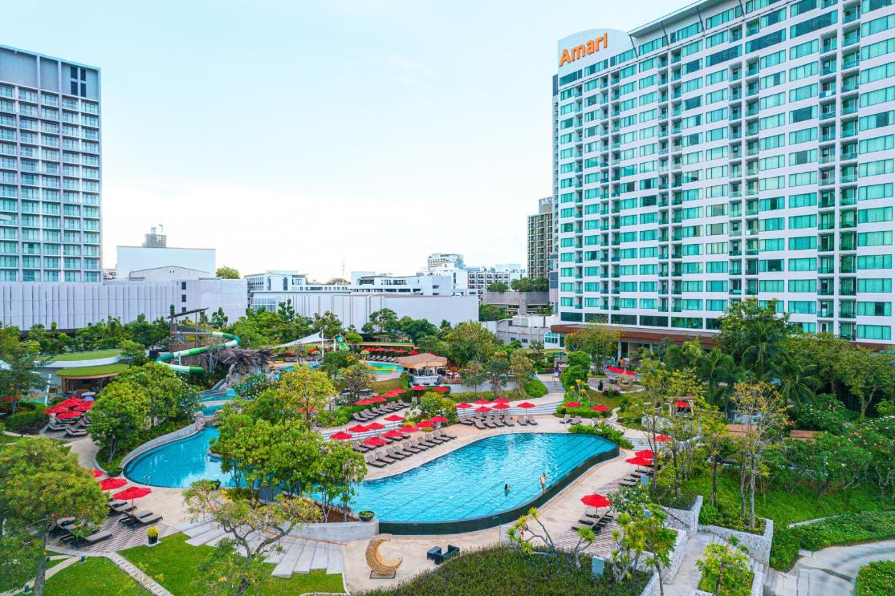 Amari Pattaya Hotell Eksteriør bilde A view of the pool at the hotel