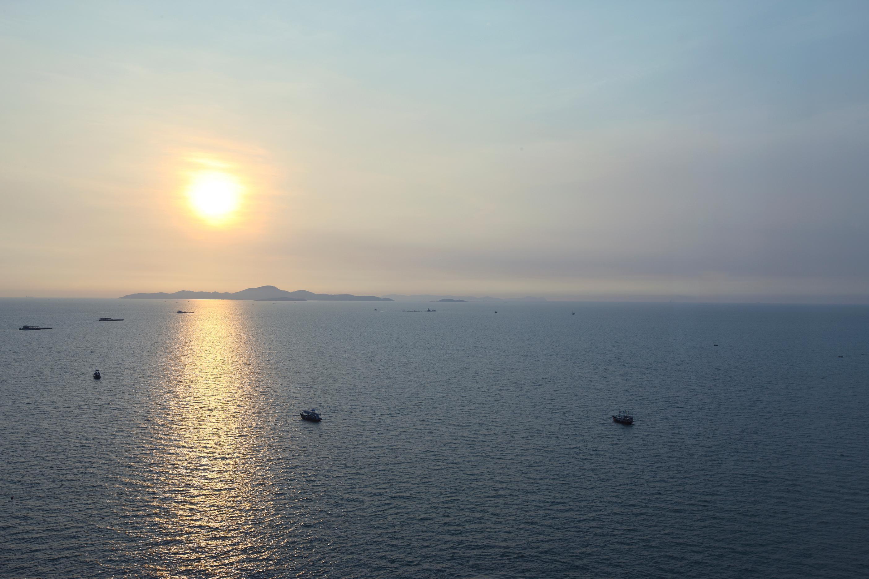 Amari Pattaya Hotell Eksteriør bilde Sunset over the Gulf of Naples