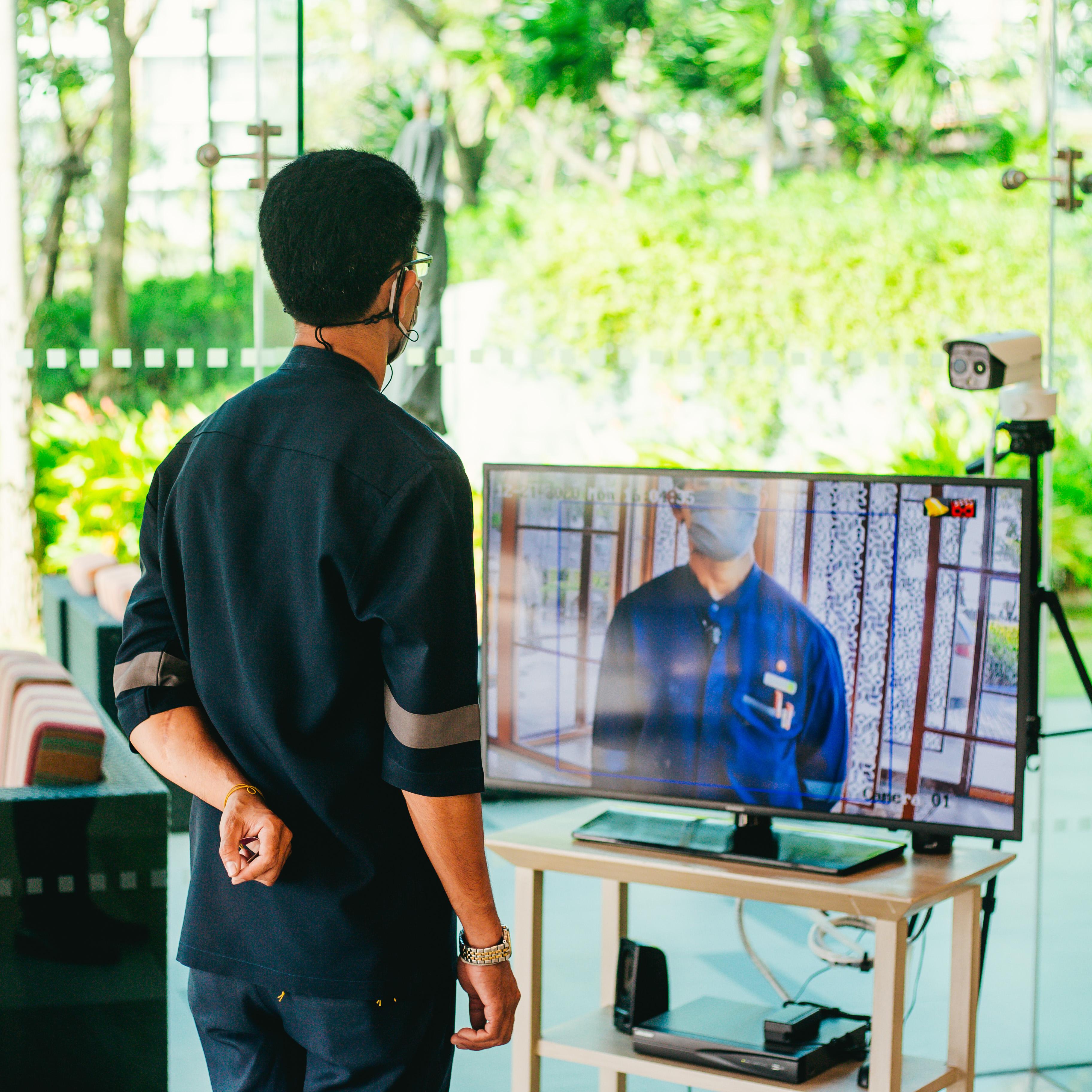 Amari Pattaya Hotell Interiør bilde A medical professional wearing a medical mask and using a telemedicine system
