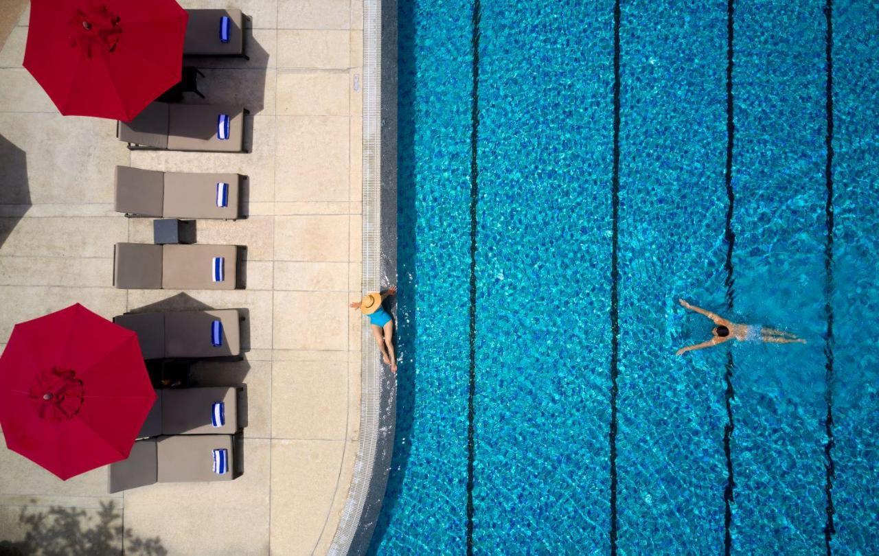 Amari Pattaya Hotell Eksteriør bilde The swimming pool at the hotel
