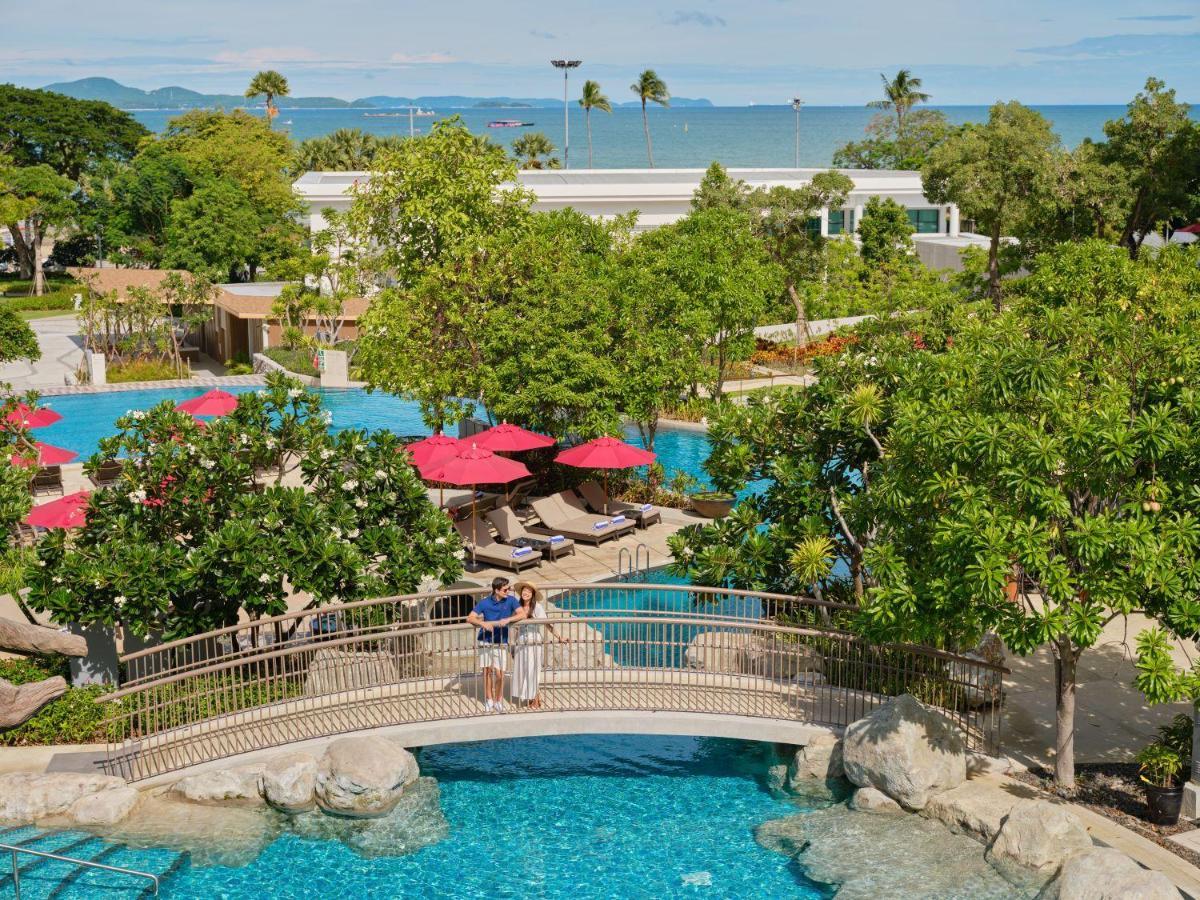 Amari Pattaya Hotell Eksteriør bilde The swimming pool at the Royal Cliff Beach Hotel