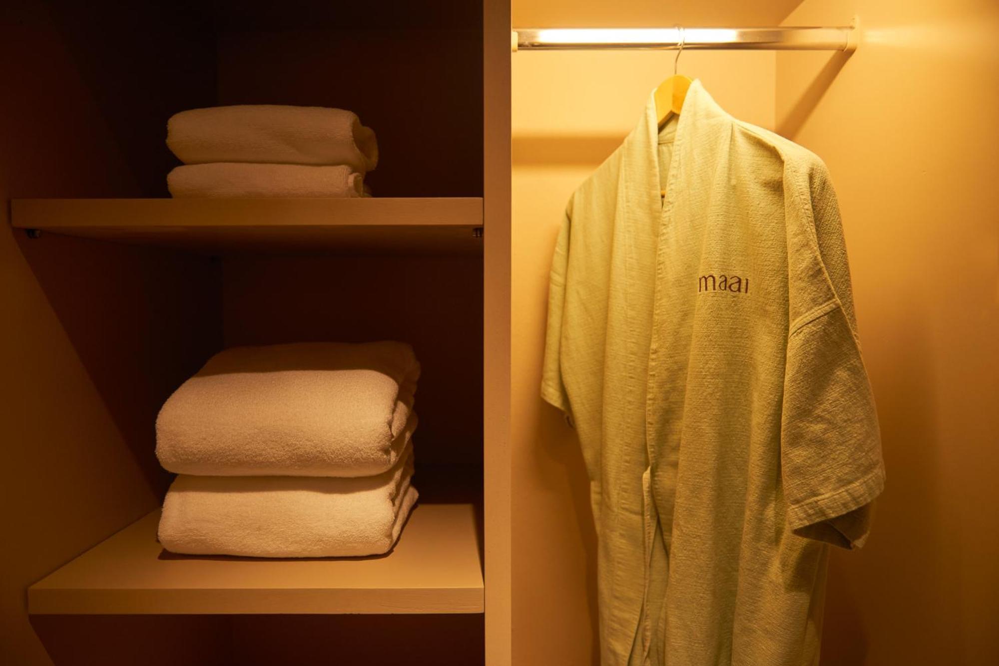 Amari Pattaya Hotell Eksteriør bilde A bathrobe and towels in a closet